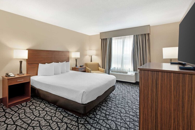 Room with one king size bed